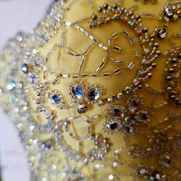 Strapless yellow gown - Picture 2 of 5